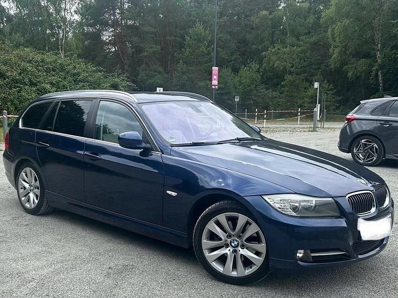 Gebraucht BMW 318 140 PS (102 kW) 2011 Blau Kombi