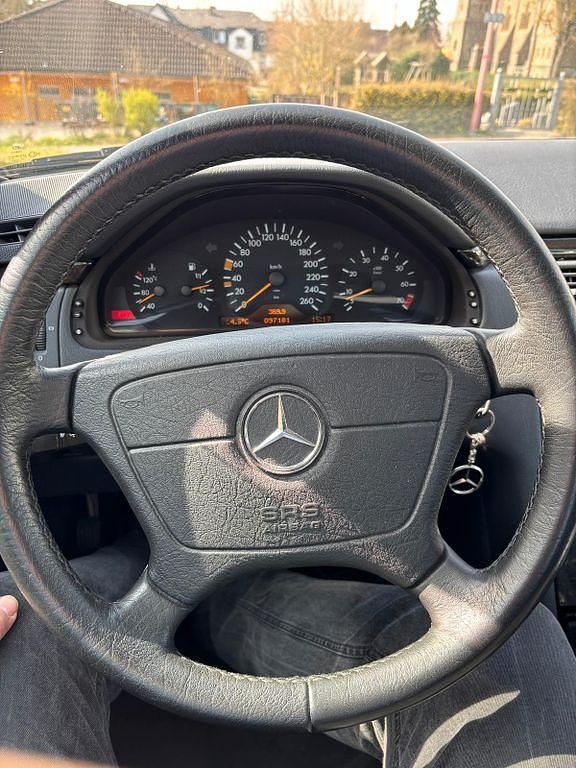 Gebraucht Mercedes E280 Avantgarde 193 PS (141 kW) 1996 Silber Limousine