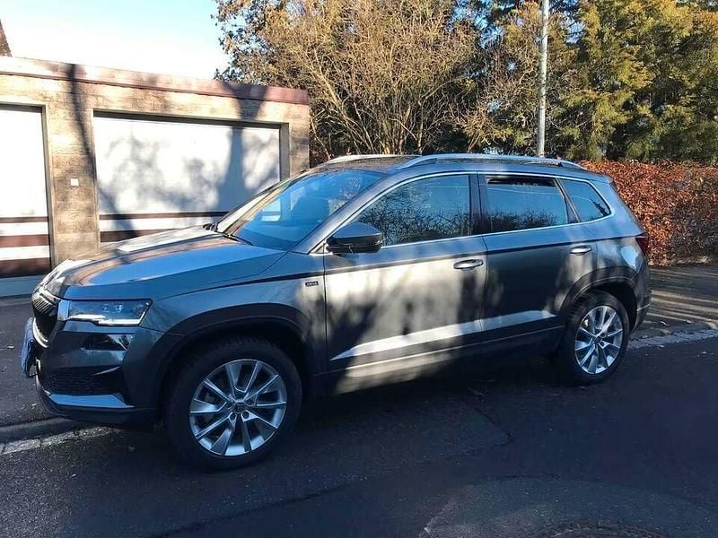 Grau Gebraucht 2024 Skoda Karoq SUV | 16.750 € - Bild 1/4