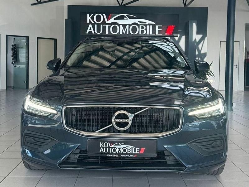 Blau Gebraucht 2018 Volvo V60 Momentum Kombi | 17.900 € - Bild 1/4