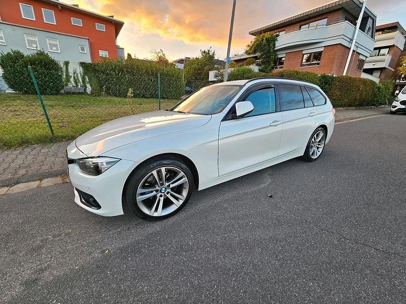 Weiß Gebraucht 2019 BMW 320 Shadowline Kombi | 20.499 € (Fairer Preis) - Bild 1/4