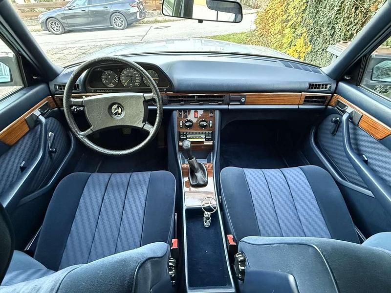Silber Gebraucht 1981 Mercedes S280 Limousine | 11.100 € - Bild 1/4