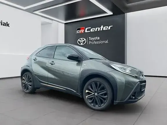 Gebraucht Toyota Aygo X x-style 72 PS (52 kW) 2023 Cardamon green metallic/ night sky black SUV