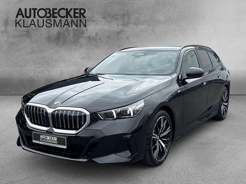 Schwarz Neu 2025 BMW 520 M Sport Kombi | 61.490 € (Superpreis) - Bild 1/4