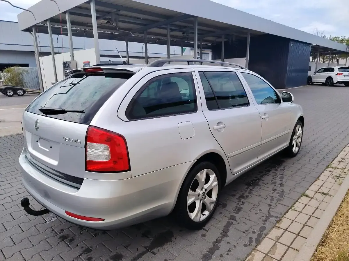 Gebraucht Skoda Octavia 105 PS (77 kW) 2010 Grau Kombi
