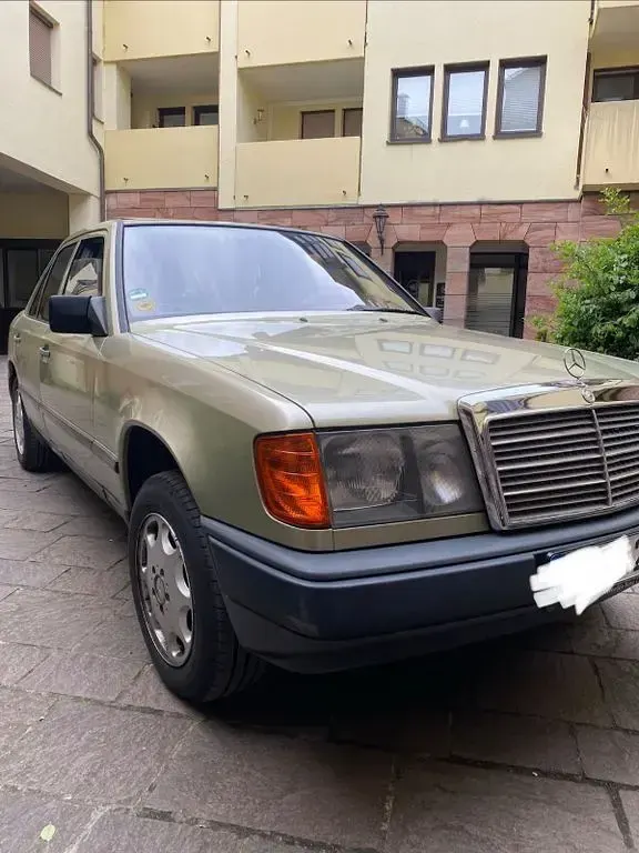 Brugt Mercedes E230 136 HK (100 kW) 1985 Grøn Sedan