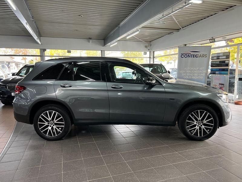 Grau Gebraucht 2021 Mercedes GLC300e Night SUV | 38.790 € (Guter Preis) - Bild 1/4