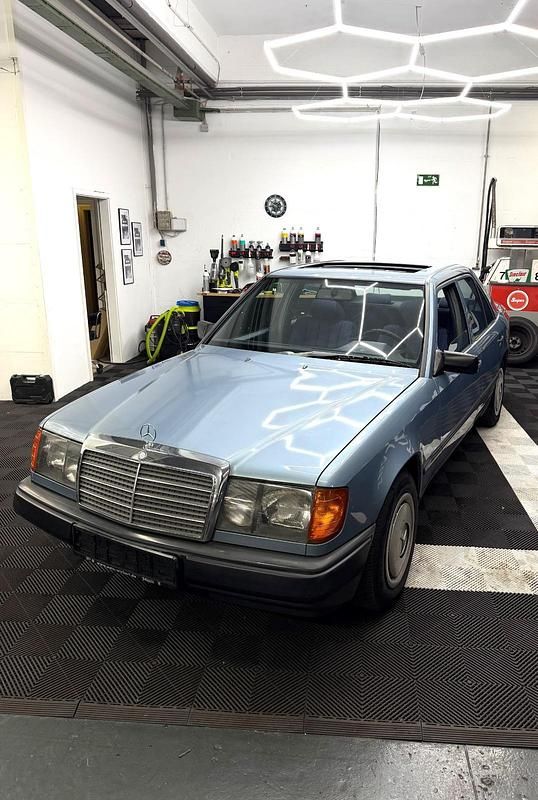 Second-hand Mercedes E230 132 CP (97 kW) 1989 Albastru Berlinǎ