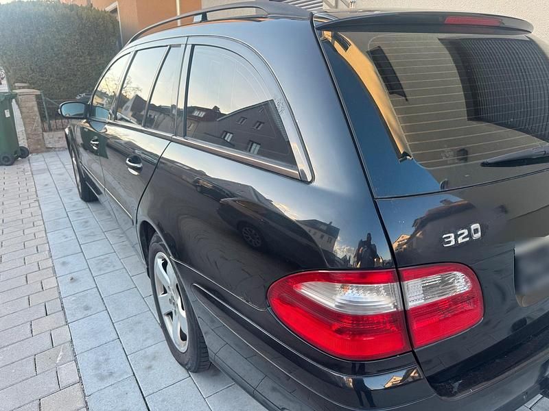 Second-hand Mercedes E320 Classic 204 CP (150 kW) 2005 Negru Break