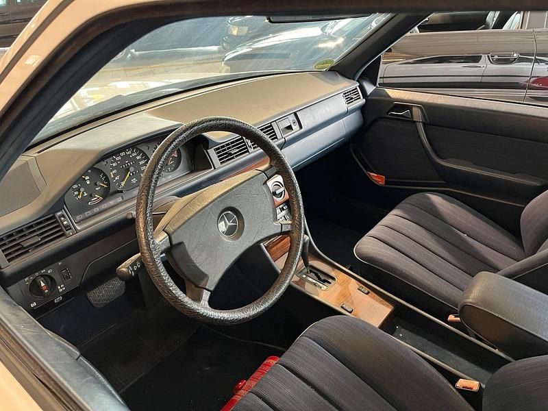 Gebraucht Mercedes E260 160 PS (117 kW) 1987 Weiß Limousine
