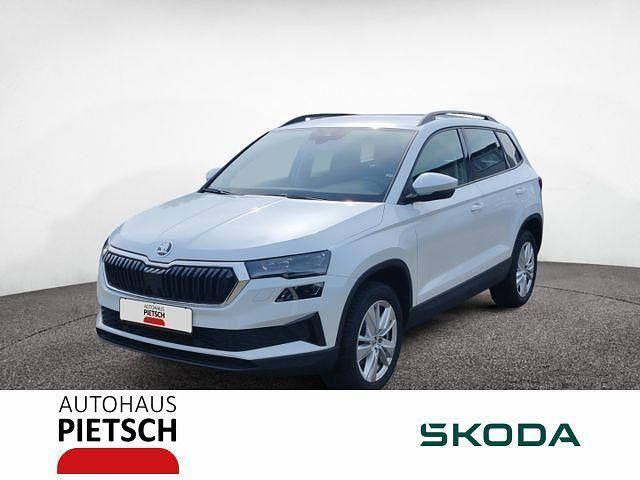 Moonweiss metallic Gebraucht 2024 Skoda Karoq Selection SUV | 31.330 € (Fairer Preis) - Bild 1/4