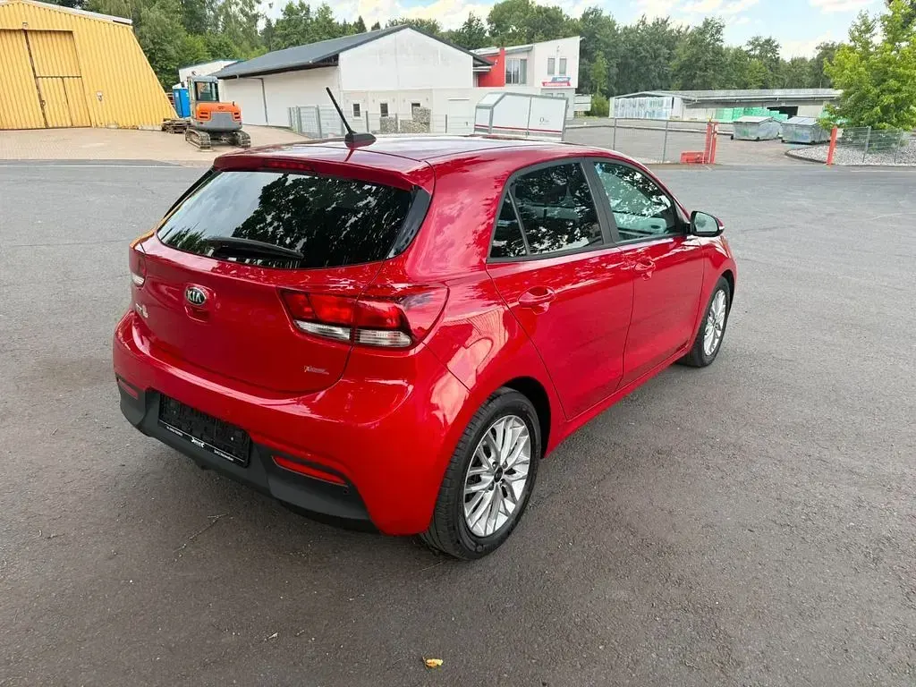 Gebraucht Kia Rio DREAM-TEAM Edition 84 PS (61 kW) 2017 Rot Limousine