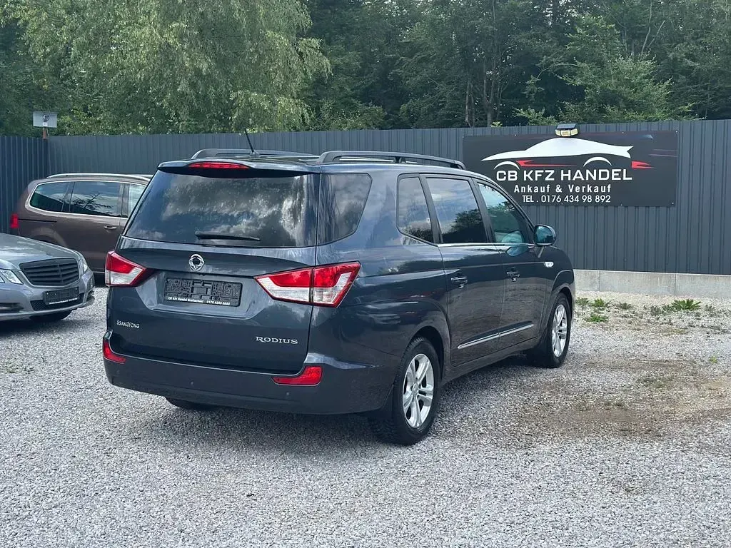 Gebraucht SsangYong Rodius Quartz 178 PS (130 kW) 2017 Grau Van / Kleinbus