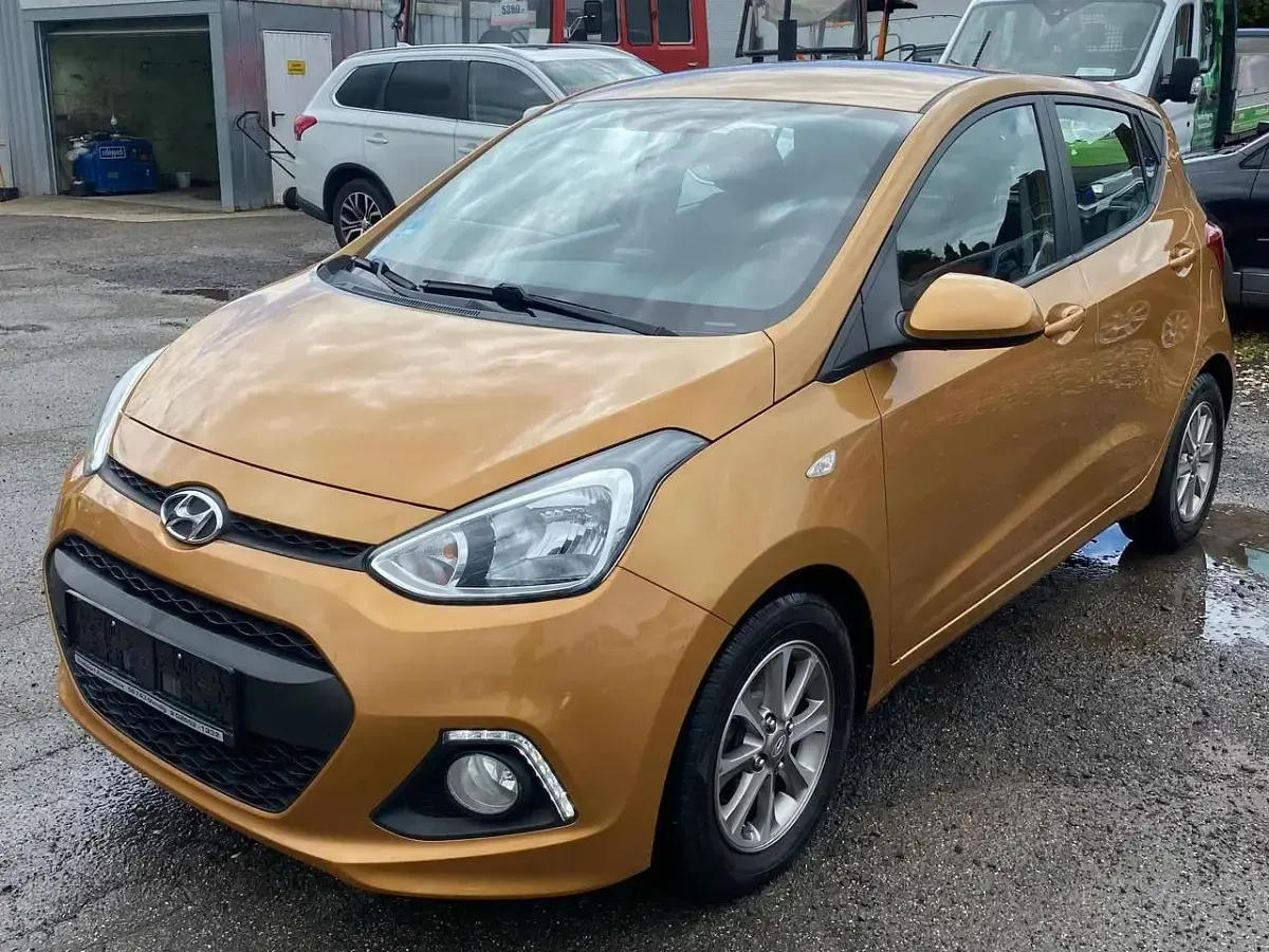 Gebraucht Hyundai i10 Trend 67 PS (49 kW) 2015 Mandarin orange / mic Kleinwagen