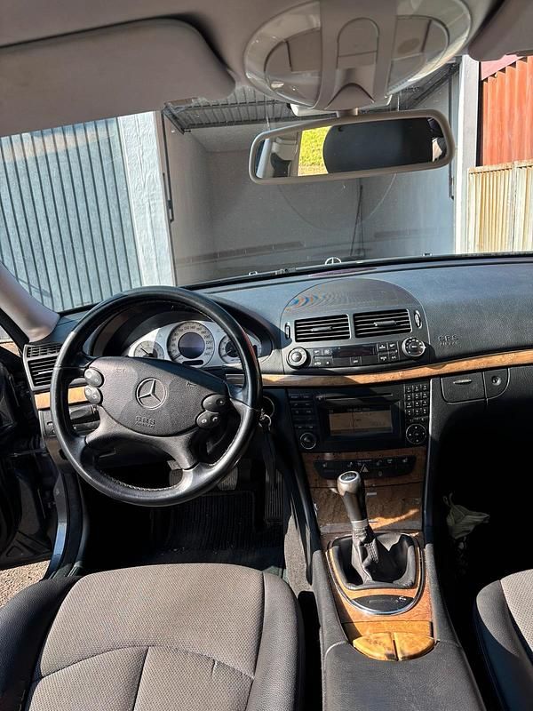 Second-hand Mercedes E200 184 CP (135 kW) 2008 Gri Berlinǎ