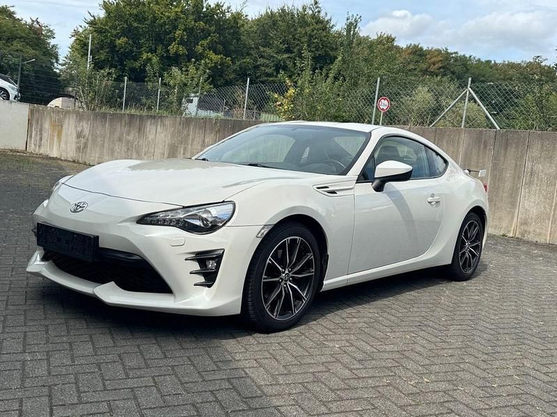 Weiß Gebraucht 2016 Toyota GT86 GT | 22.900 € (Teuer) - Bild 1/4