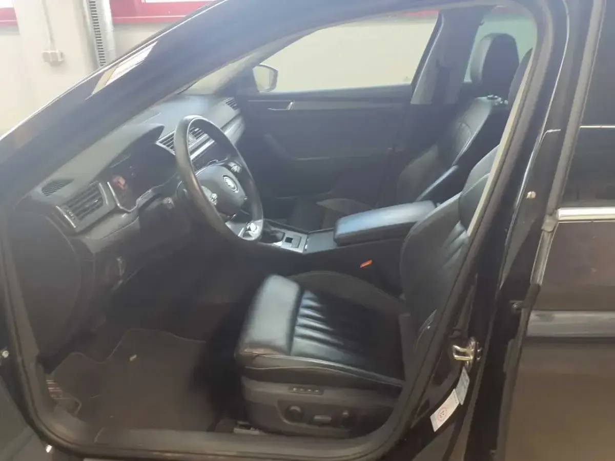 Gebraucht Skoda Superb Ambition 200 PS (147 kW) 2021 Blackmagic perleffekt Kombi