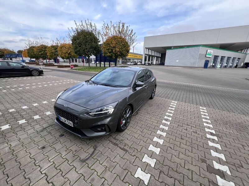 Grau Gebraucht 2019 Ford Focus ST Limousine | 17.000 € (Superpreis) - Bild 1/4