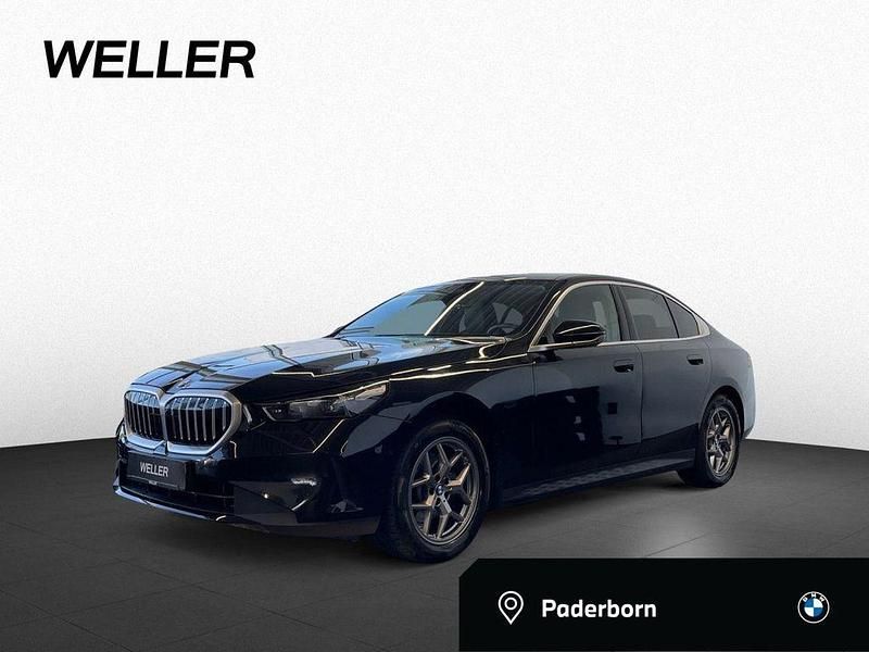 Black sapphire (schwarz) Gebraucht 2024 BMW 520 Comfort Edition Limousine | 45.990 € (Superpreis) - Bild 1/4