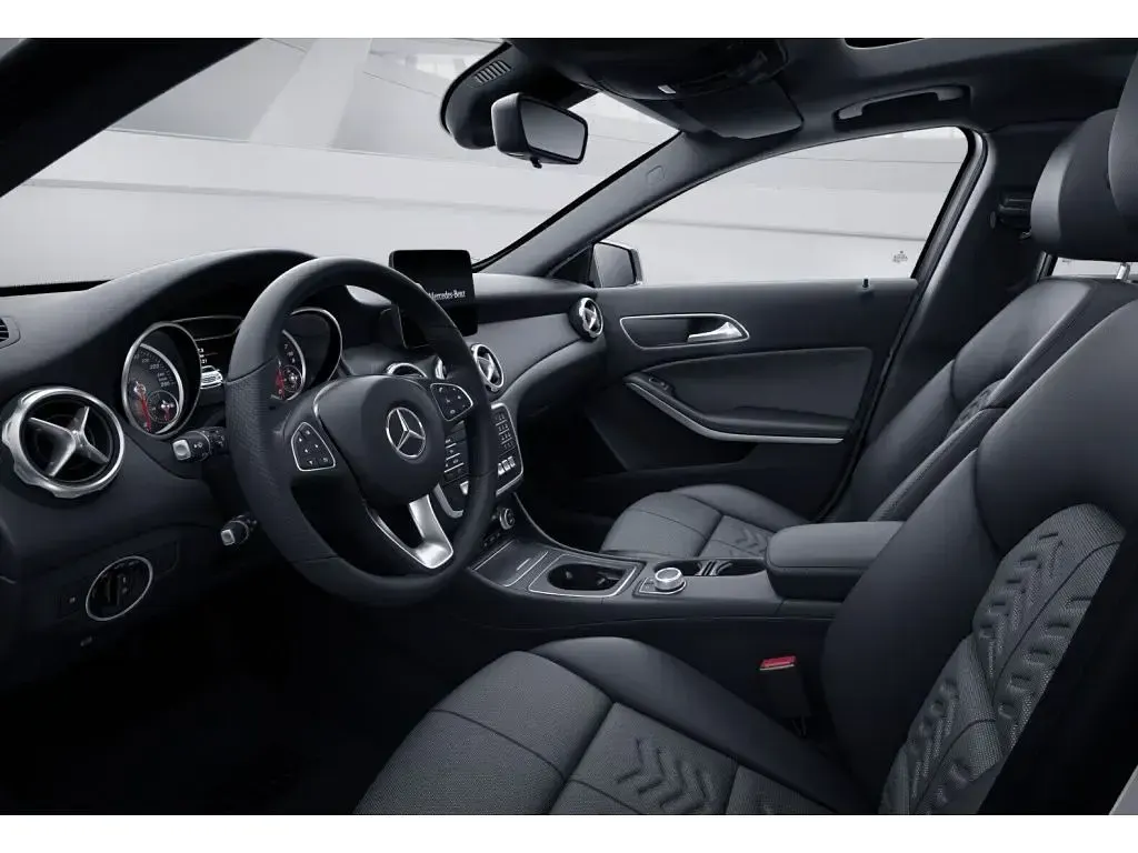 Gebraucht Mercedes GLA180 122 PS (89 kW) 2019 Silber iridiumsilber (metallic) SUV