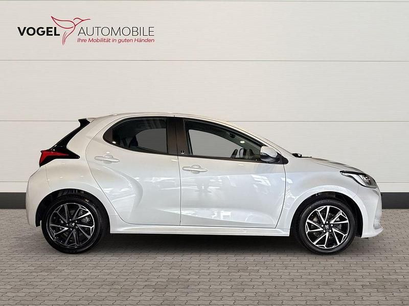 Gebraucht Toyota Yaris Hybrid Basis 116 PS (85 kW) 2023 Platinweiss metallic Limousine