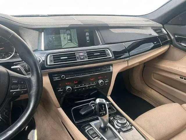 Gebraucht BMW 750 Sport Line 381 PS (280 kW) 2013 Blau Limousine