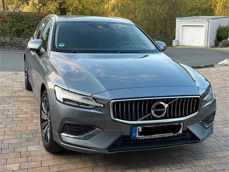 Grau Gebraucht 2020 Volvo V60 Inscription Kombi | 26.500 € (Superpreis) - Bild 1/4