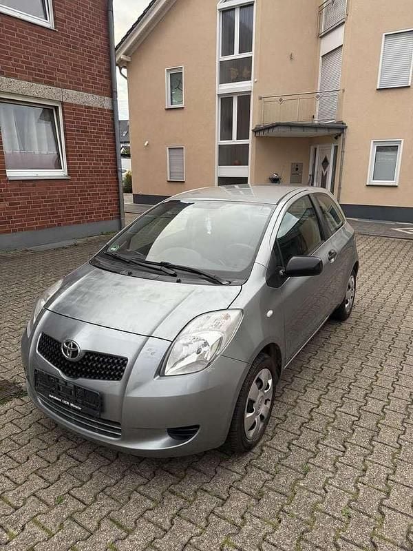 Grau Gebraucht 2006 Toyota Yaris Luna Kleinwagen | 2.000 € (Guter Preis) - Bild 1/4