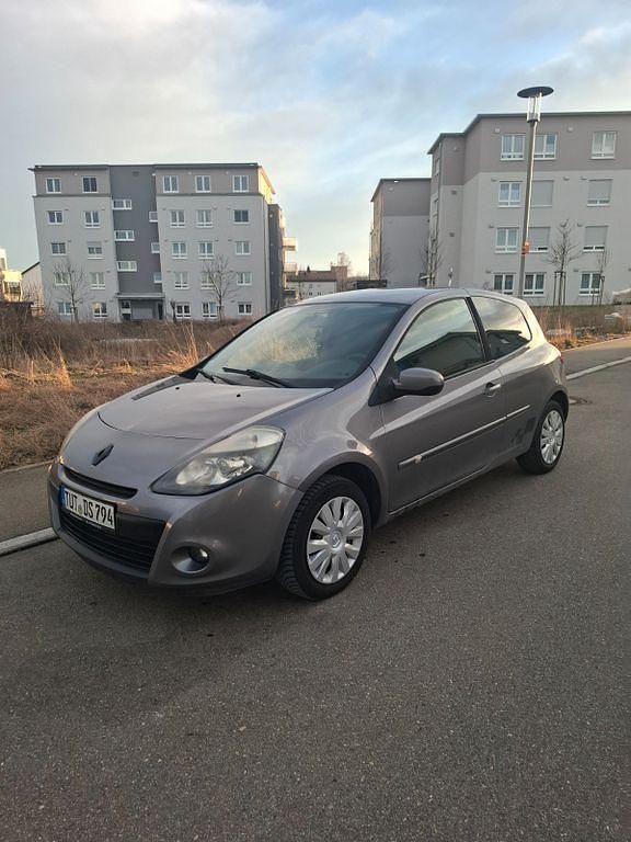 Grau Gebraucht 2010 Renault Clio II Limousine | 2.400 € (Fairer Preis) - Bild 1/4