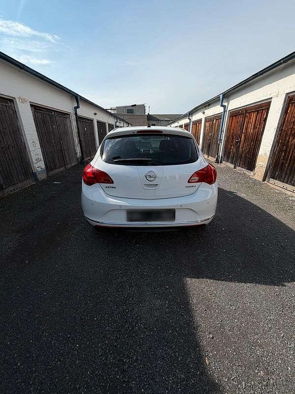 Gebraucht Opel Astra 140 PS (102 kW) 2014 Weiß Limousine