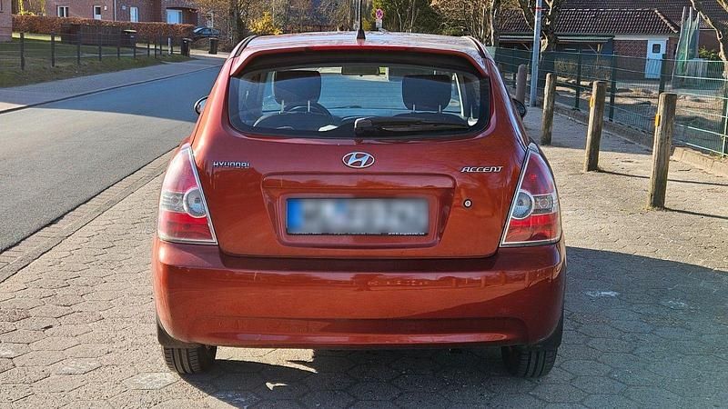 Gebraucht Hyundai Accent 97 PS (71 kW) 2007 Rot Limousine