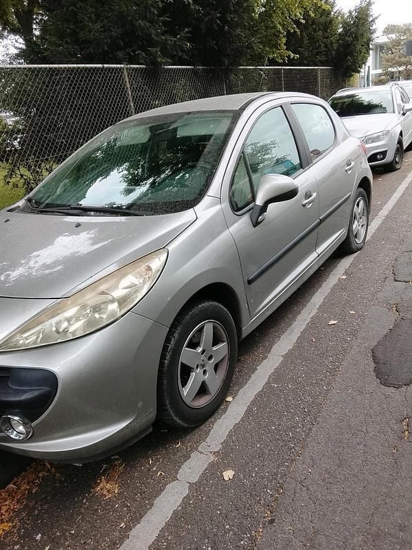 Grau Gebraucht 2009 Peugeot 207 Limousine | 1.000 € (Superpreis) - Bild 1/4
