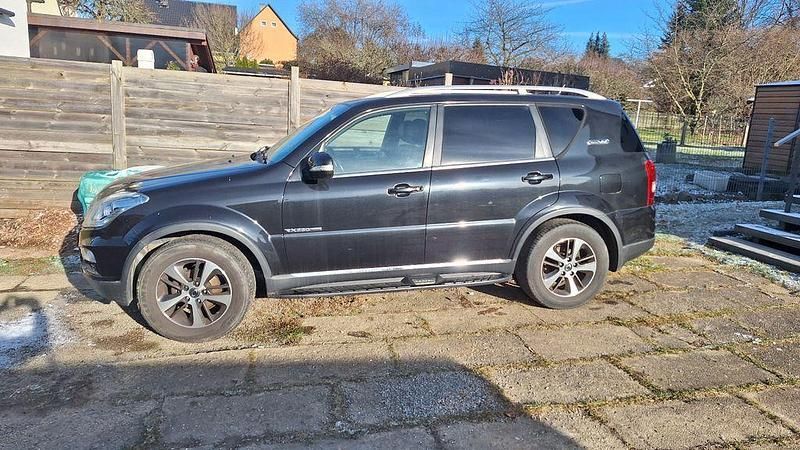 Schwarz Gebraucht 2016 Ssangyong (KGM) Rexton Crystal SUV | 9.250 € (Fairer Preis) - Bild 1/4