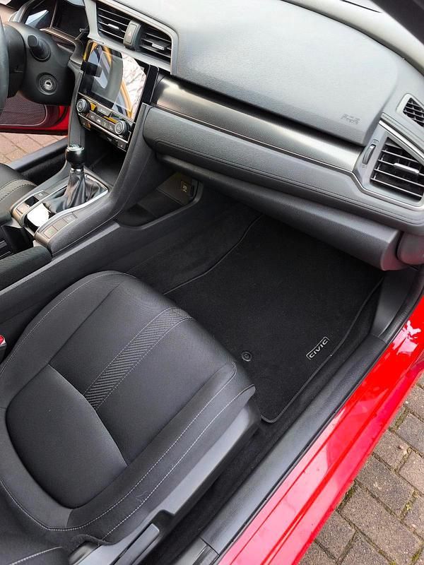 Gebraucht Honda Civic 129 PS (94 kW) 2018 Rot Limousine