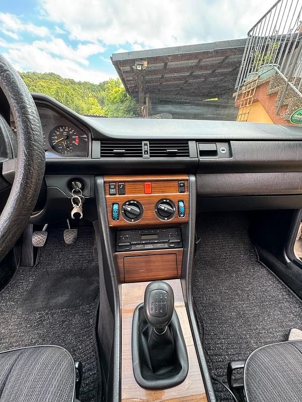 Gebraucht Mercedes E230 132 PS (97 kW) 1988 Limousine