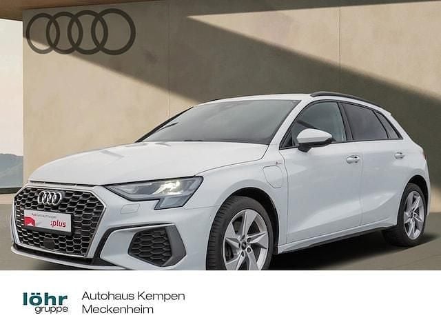 Gletscherweiß metallic Gebraucht 2023 Audi A3 Sportback e-tron S-Line Kleinwagen | 23.950 € (Superpreis) - Bild 1/4