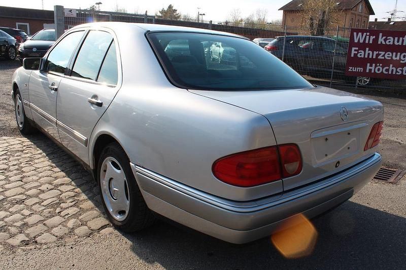 Gebraucht Mercedes E240 170 PS (125 kW) 1999 Silber Limousine