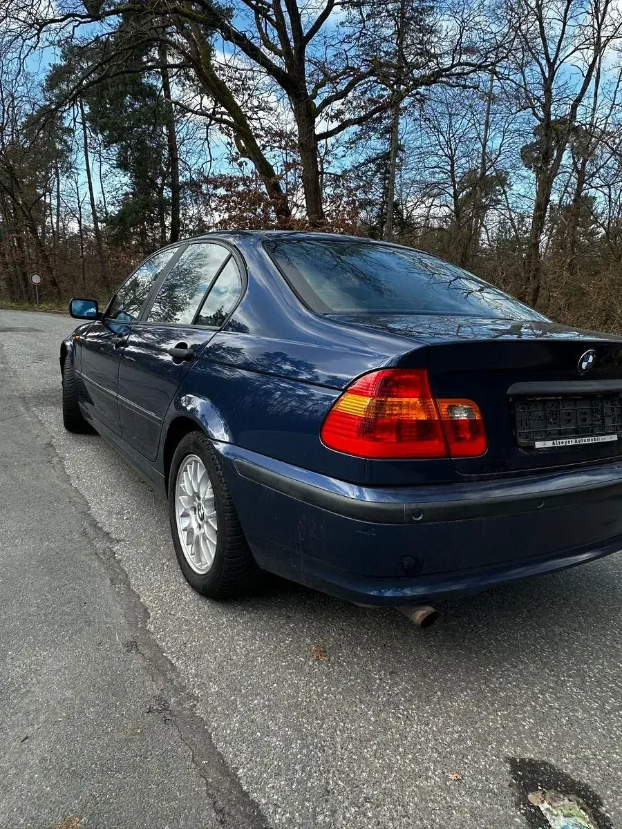 Używany BMW 318 143 KM (105 kW) 2004 Niebieski Sedan/Limuzyna