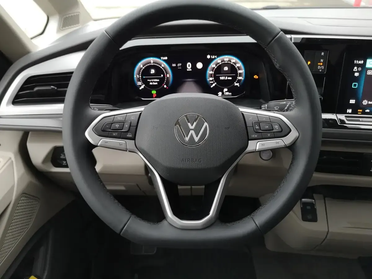 Neu VW Multivan Edition 150 PS (110 kW) 2025 Monosilber metallic Van / Kleinbus