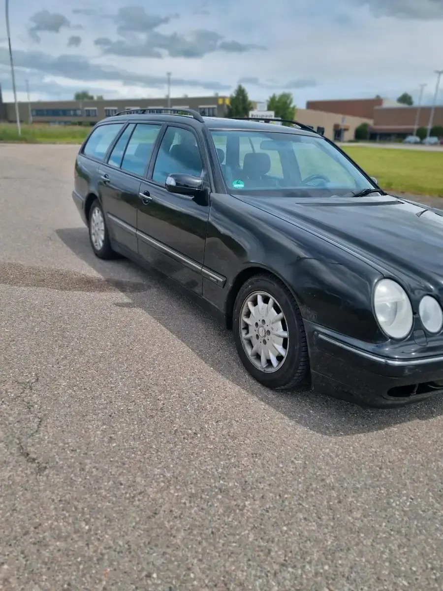 Gebraucht Mercedes E240 Avantgarde 170 PS (125 kW) 2002 Schwarz Kombi
