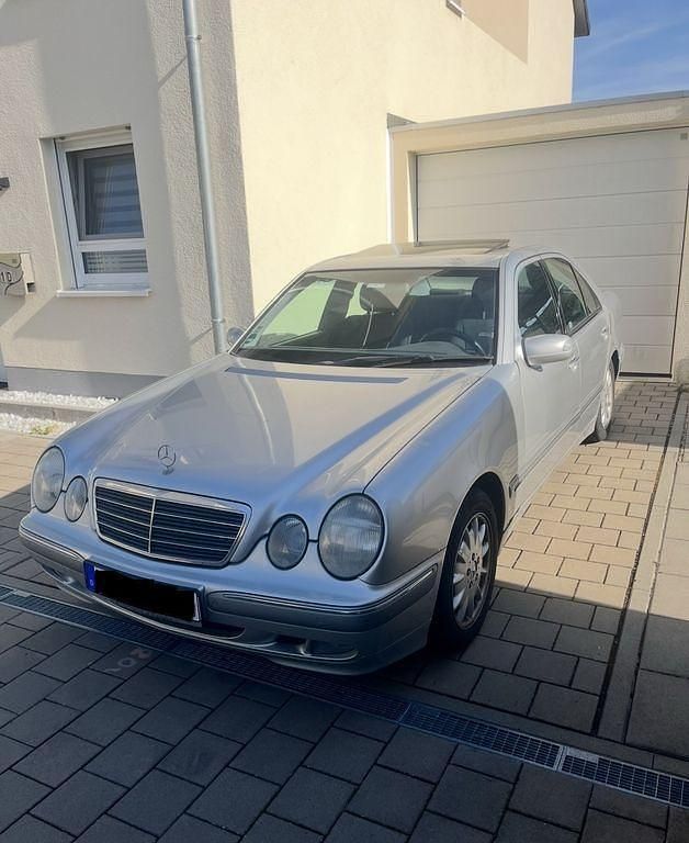 Silber Gebraucht 2001 Mercedes E240 Elegance Limousine | 3.150 € (Guter Preis) - Bild 1/4