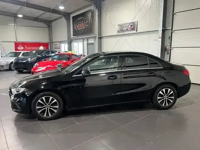 Gebraucht Mercedes A180 116 PS (85 kW) 2020 Schwarz Limousine