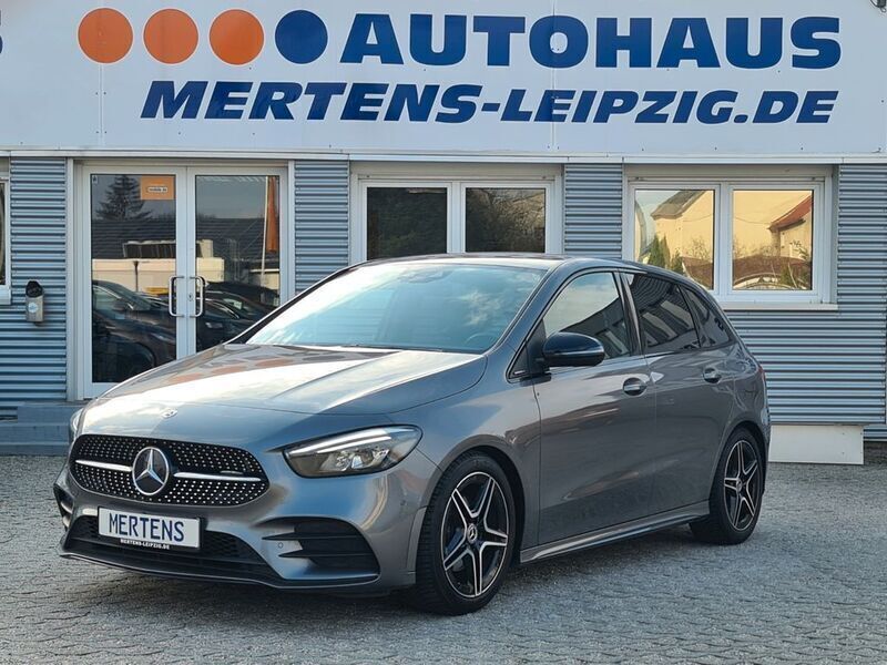 Mountaingrau met. Gebraucht 2019 Mercedes B200 AMG line Van / Kleinbus | 27.990 € (Teuer) - Bild 1/4