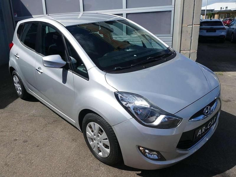 Gebraucht Hyundai ix20 Classic 90 PS (66 kW) 2012 Silber Kleinwagen