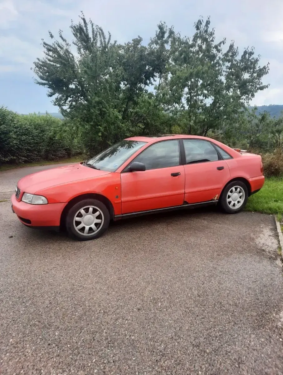 Second-hand Audi A4 125 CP (91 kW) 1995 Roșu Berlinǎ