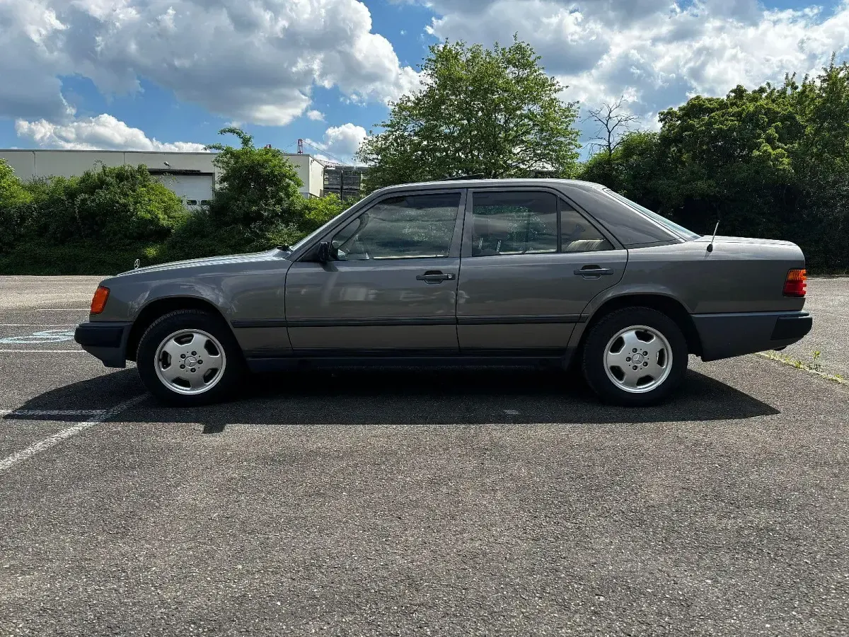 Brugt Mercedes E230 132 HK (97 kW) 1989 Grå Sedan