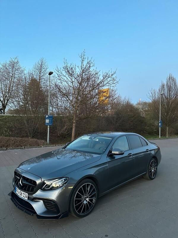 Grau Gebraucht 2016 Mercedes E350 Limousine | 34.000 € - Bild 1/4