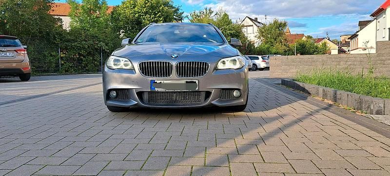 Grau Gebraucht 2012 BMW 520 Kombi | 9.990 € - Bild 1/4