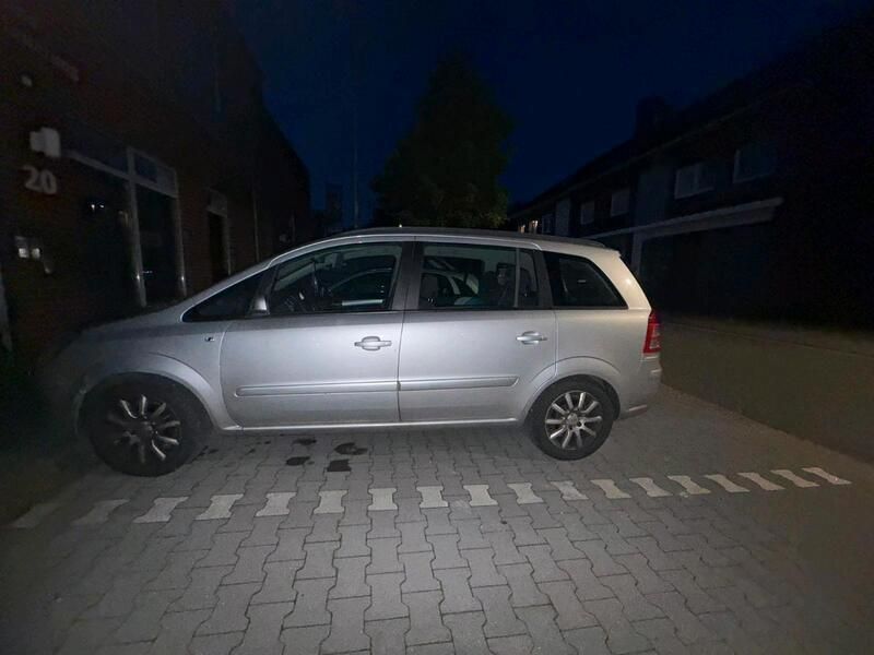 Grau Gebraucht 2007 Opel Zafira Van / Kleinbus | 1.250 € - Bild 1/3