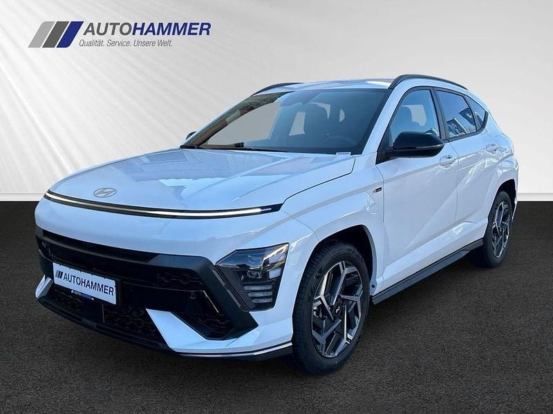 Atlas white / sol Gebraucht 2024 Hyundai Kona N Line SUV | 27.980 € (Fairer Preis) - Bild 1/4